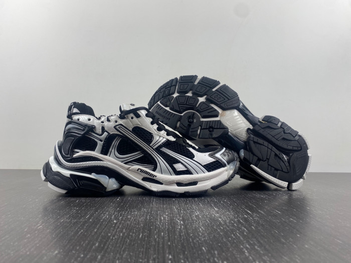 Ba*len*cia*ga runner sneaker