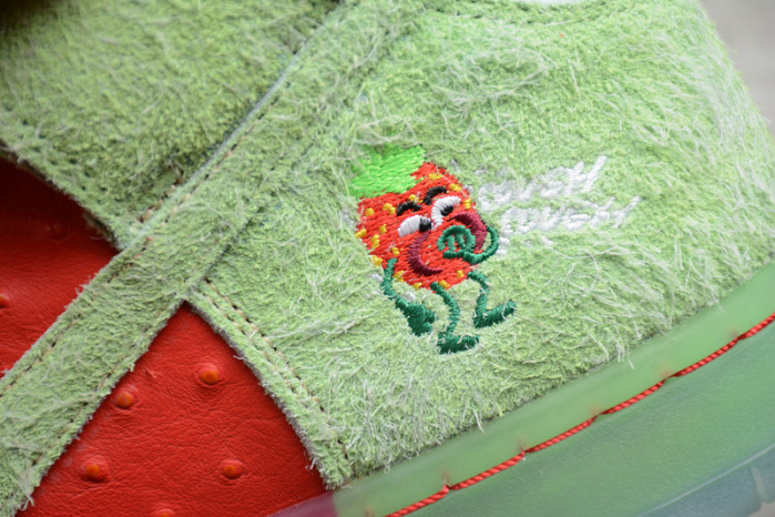 nike sb dunk high strawberry cough cw7093-600