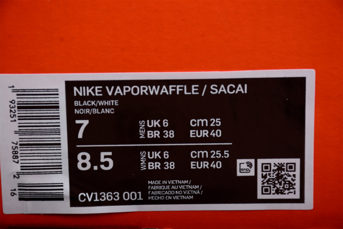 nike vaporwaffle sacai black white cv1363-001