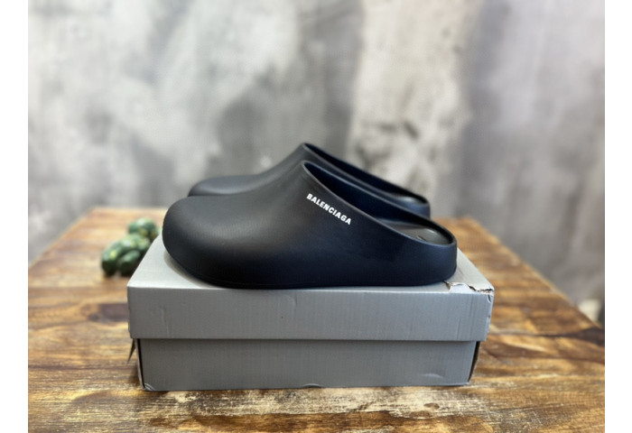 Balenciag* Sandal BS72