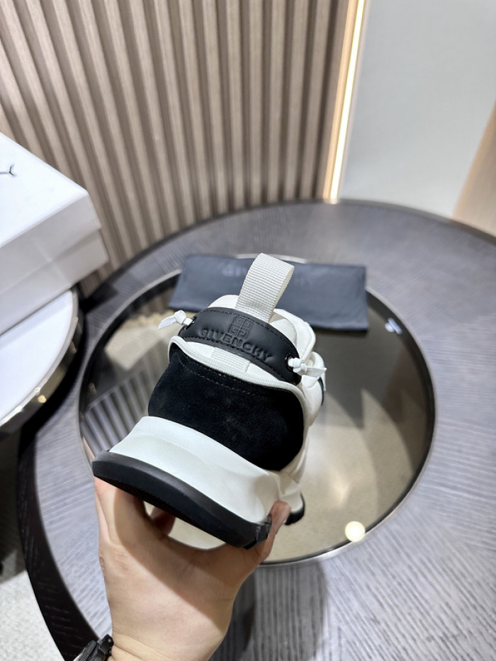 Givenchy Sneakers 660059