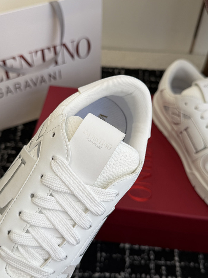 Va1e*ntin0 SNEAKERS VT061